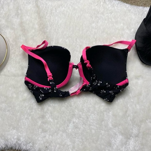 Victoria's Secret push up bra! Size 32C - Picture 4 of 4